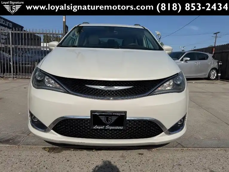 2017 Chrysler Pacifica Touring-L's photo