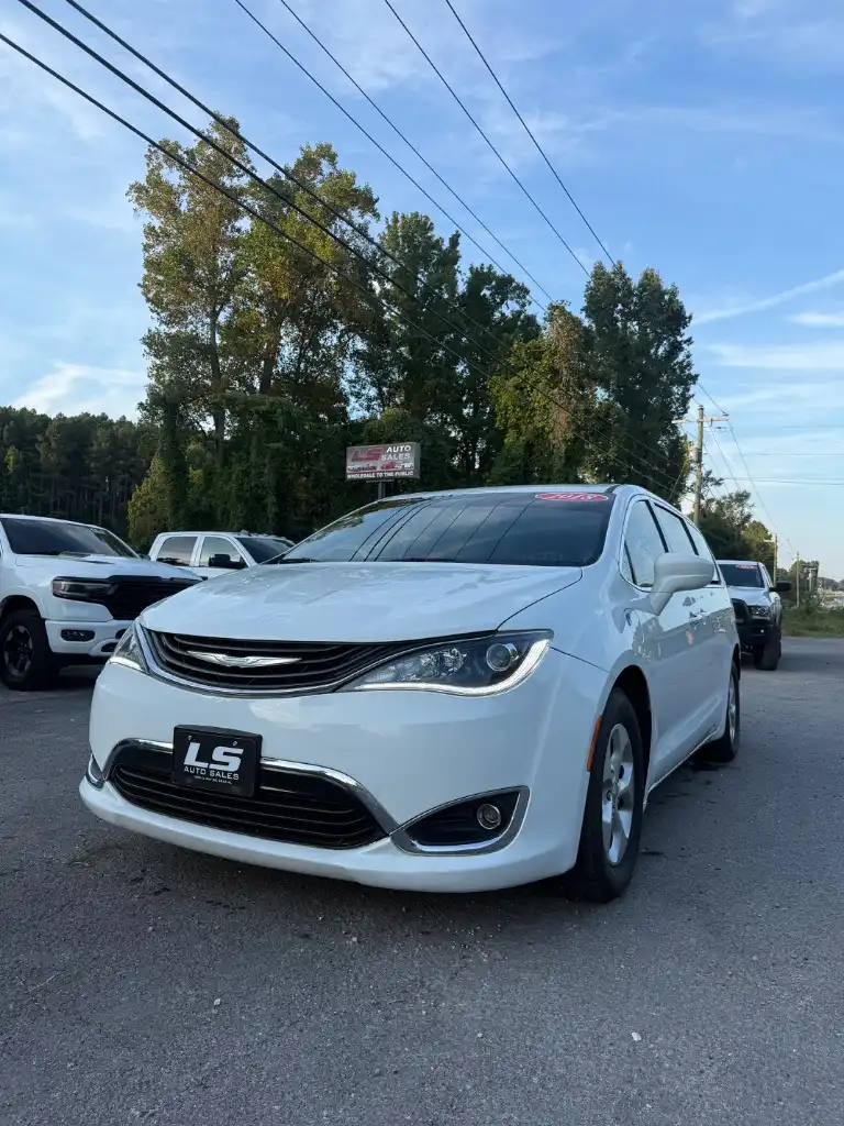 2018 Chrysler Pacifica Hybrid Touring Plus's photo