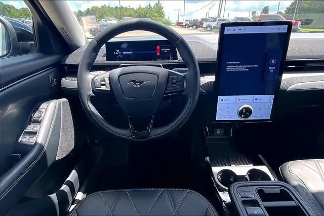 2025 Ford Mustang-Mach-e Select photo 4