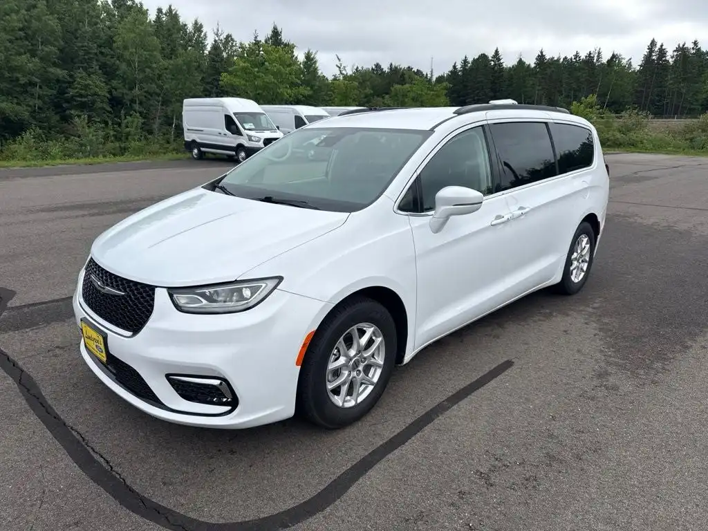 2022 Chrysler Pacifica Touring L's photo