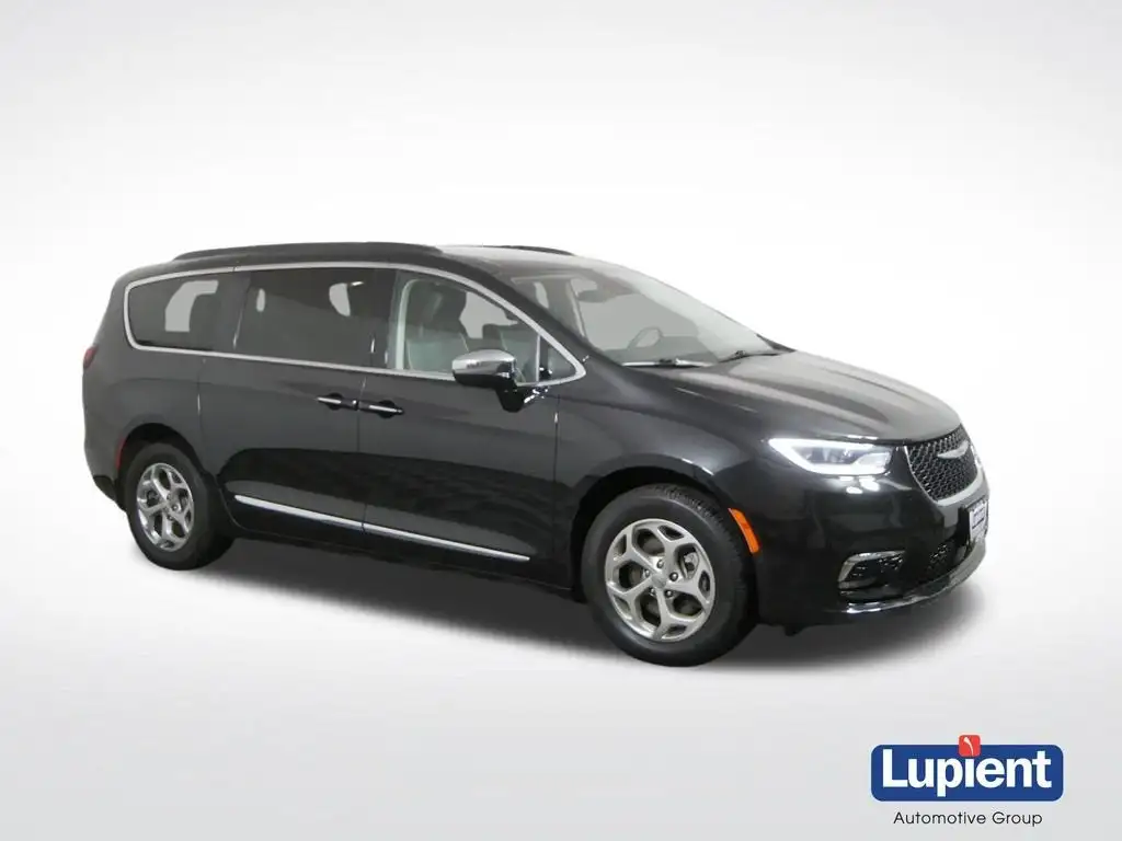 2023 Chrysler Pacifica Limited AWD's photo
