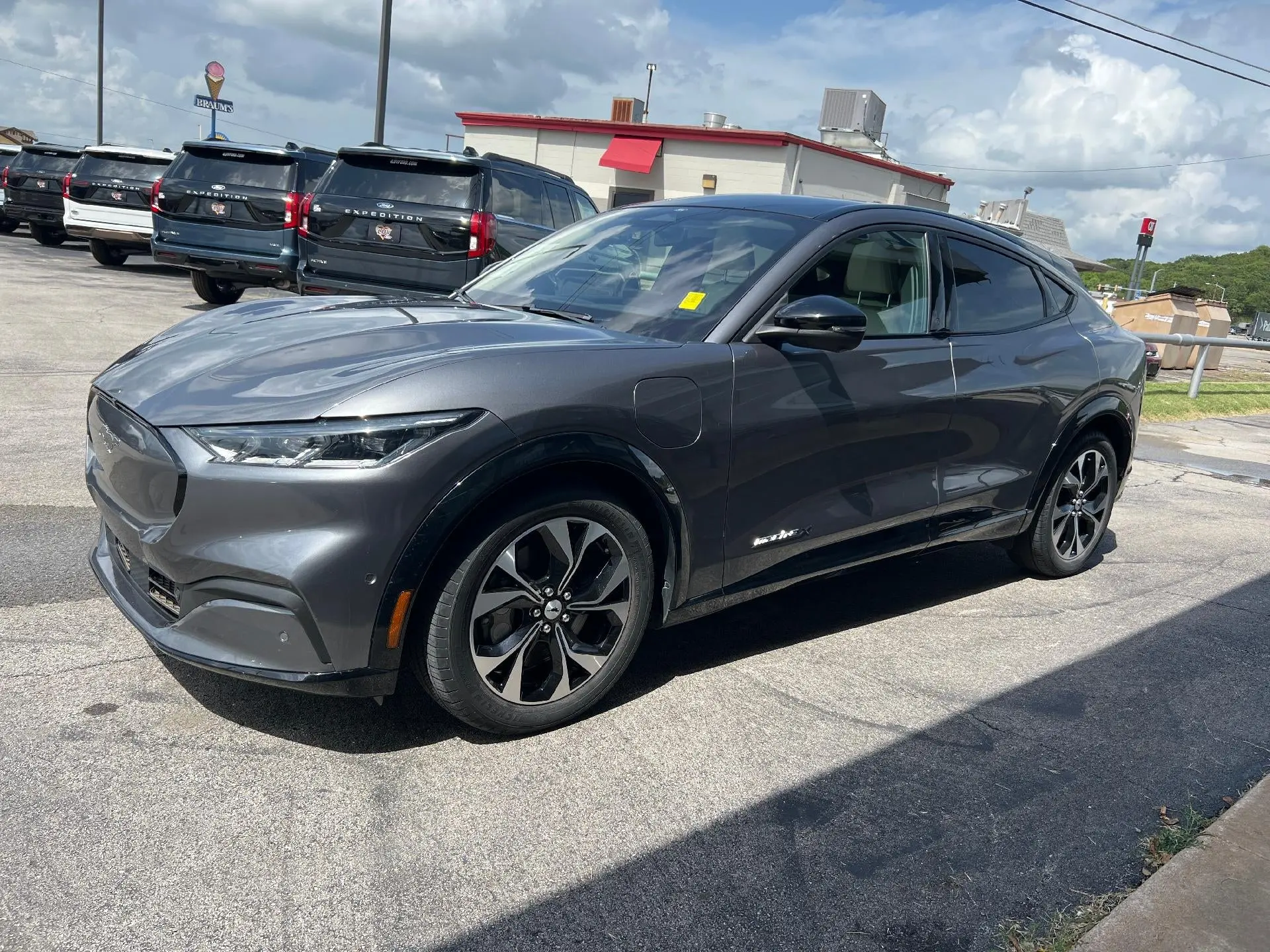 2023 Ford Mustang-Mach-e Premium photo 4