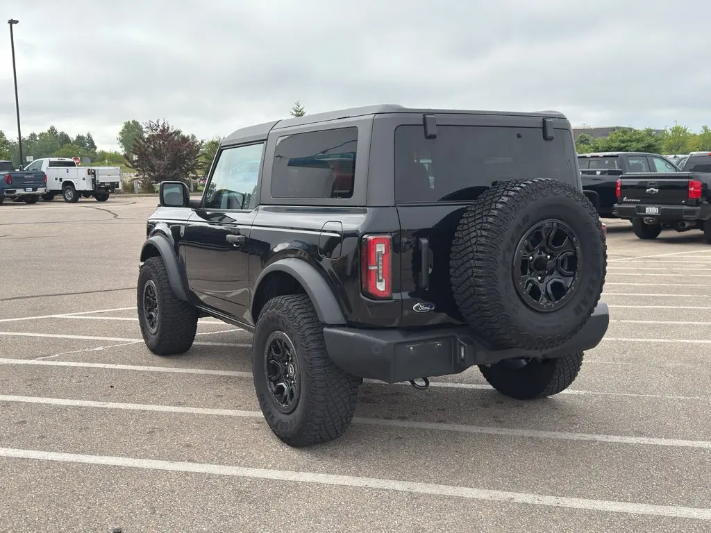 2023 Ford Bronco Base 4x4 photo 3