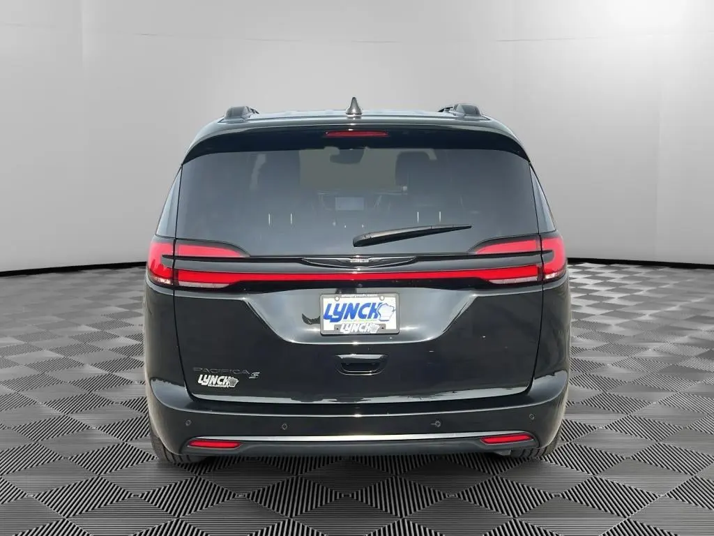 2023 Chrysler Pacifica Touring L photo 3