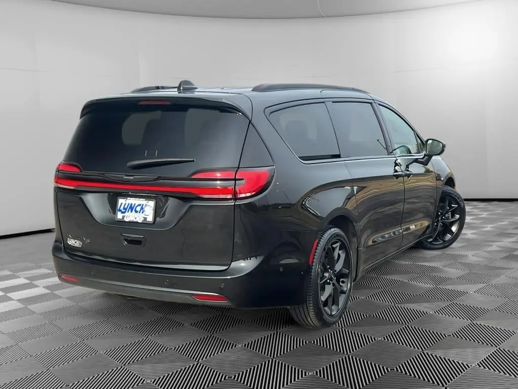 2023 Chrysler Pacifica Touring L photo 4