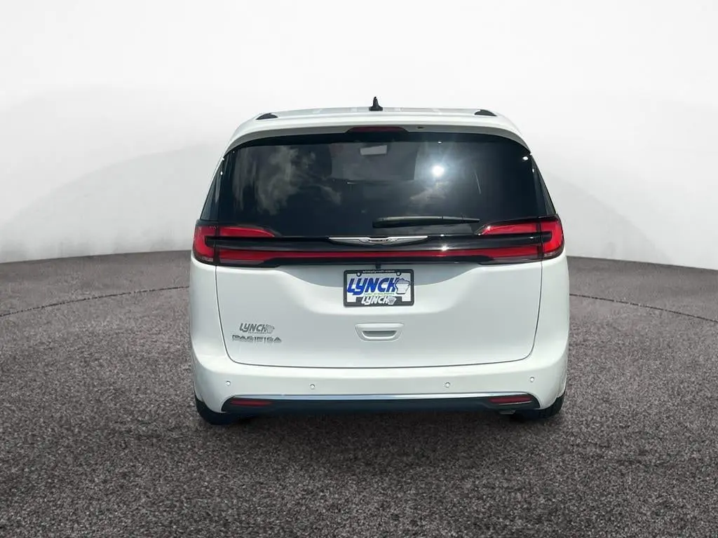 2026 Chrysler Pacifica Select photo 3