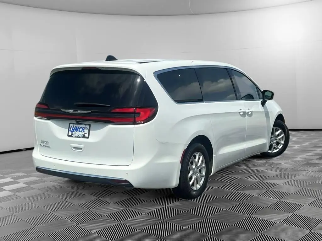 2026 Chrysler Pacifica Select photo 4
