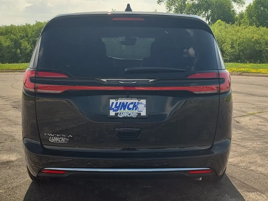 2027 Chrysler Pacifica Select photo 3