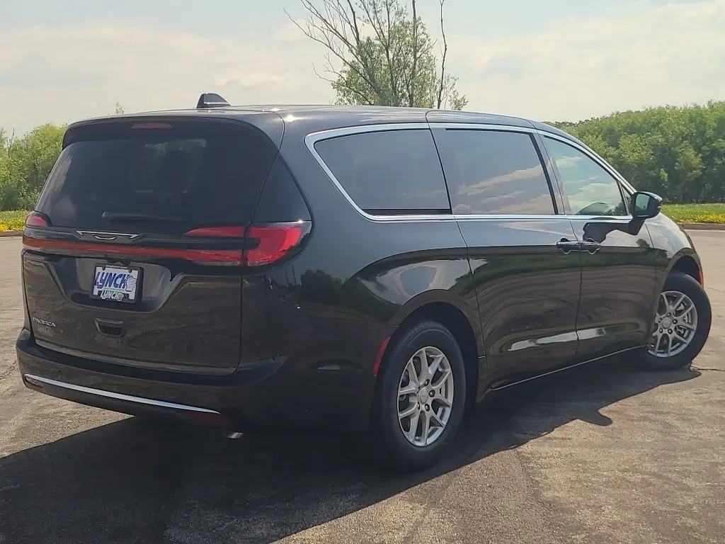 2027 Chrysler Pacifica Select photo 4