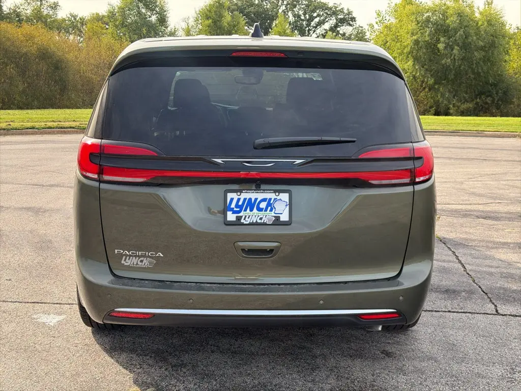 2027 Chrysler Pacifica Select photo 3