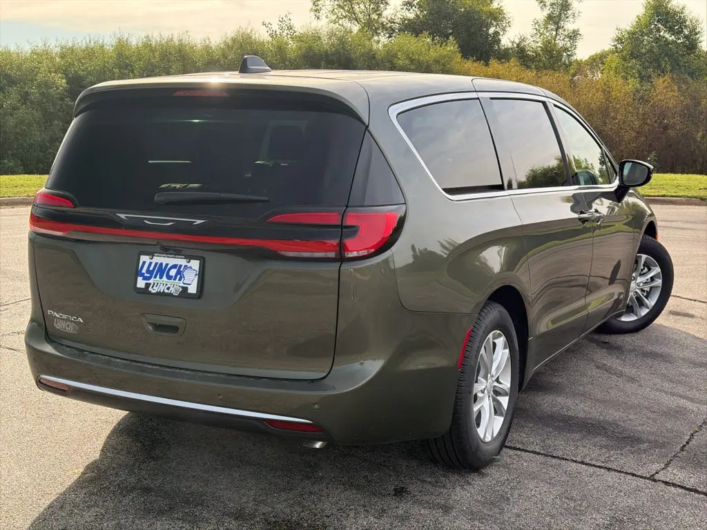 2027 Chrysler Pacifica Select photo 4