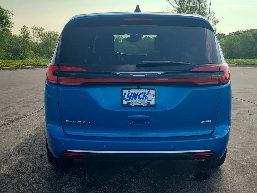 2027 Chrysler Pacifica Select AWD photo 3