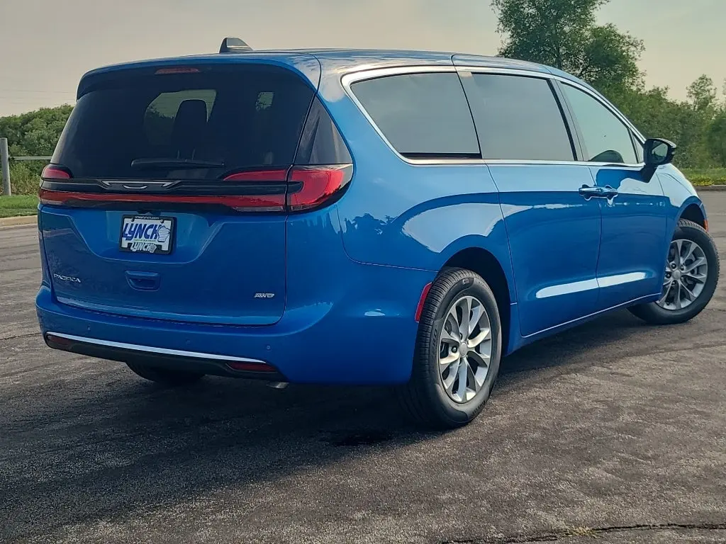 2027 Chrysler Pacifica Select AWD photo 4