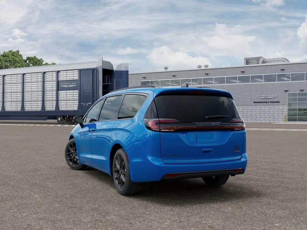 2027 Chrysler Pacifica Select AWD photo 3