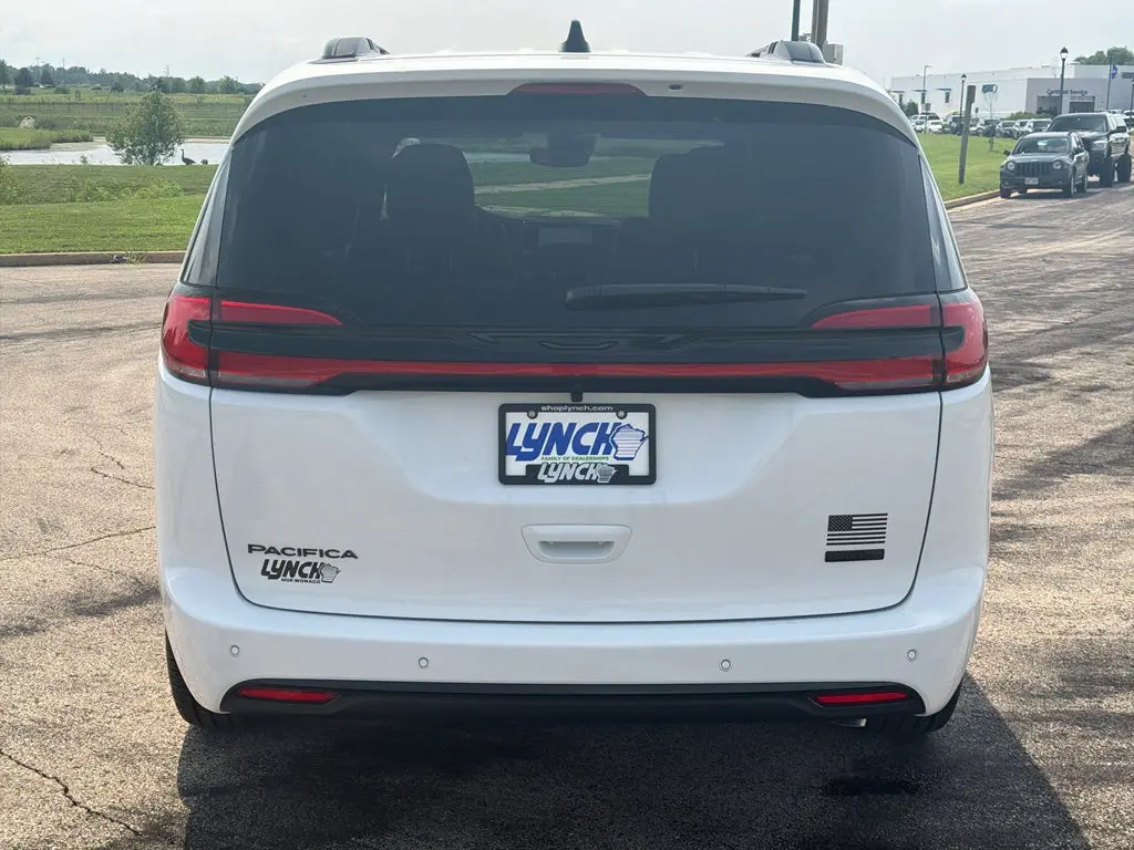 2027 Chrysler Pacifica Select AWD photo 3