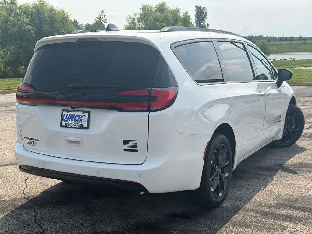 2027 Chrysler Pacifica Select AWD photo 4