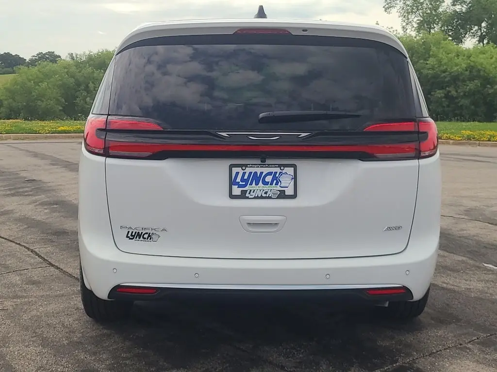 2027 Chrysler Pacifica Select AWD photo 3