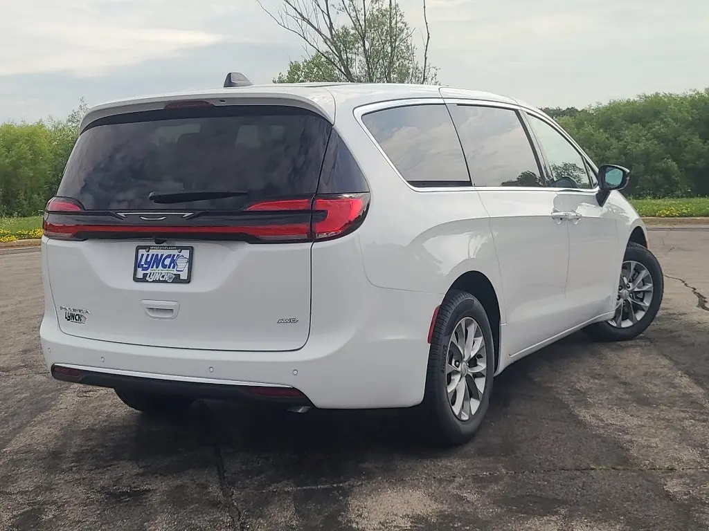 2027 Chrysler Pacifica Select AWD photo 4