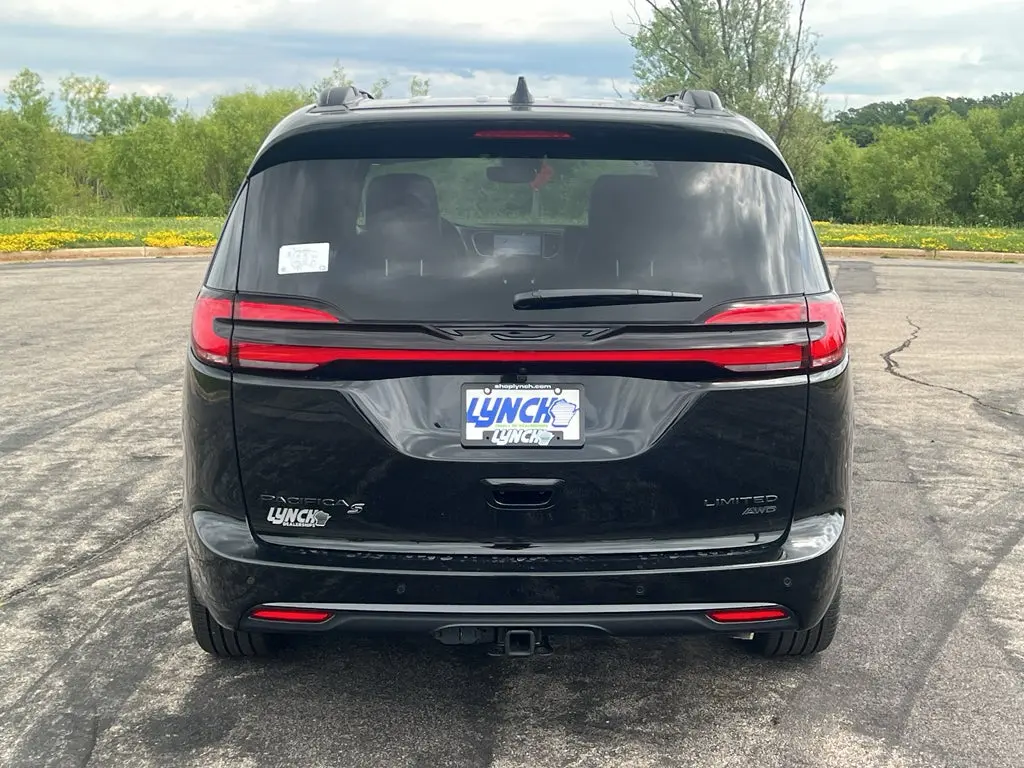 2027 Chrysler Pacifica Limited AWD photo 3