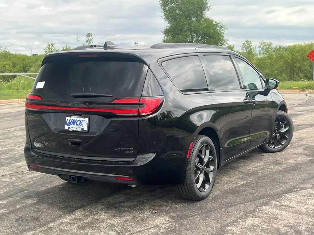 2027 Chrysler Pacifica Limited AWD photo 4