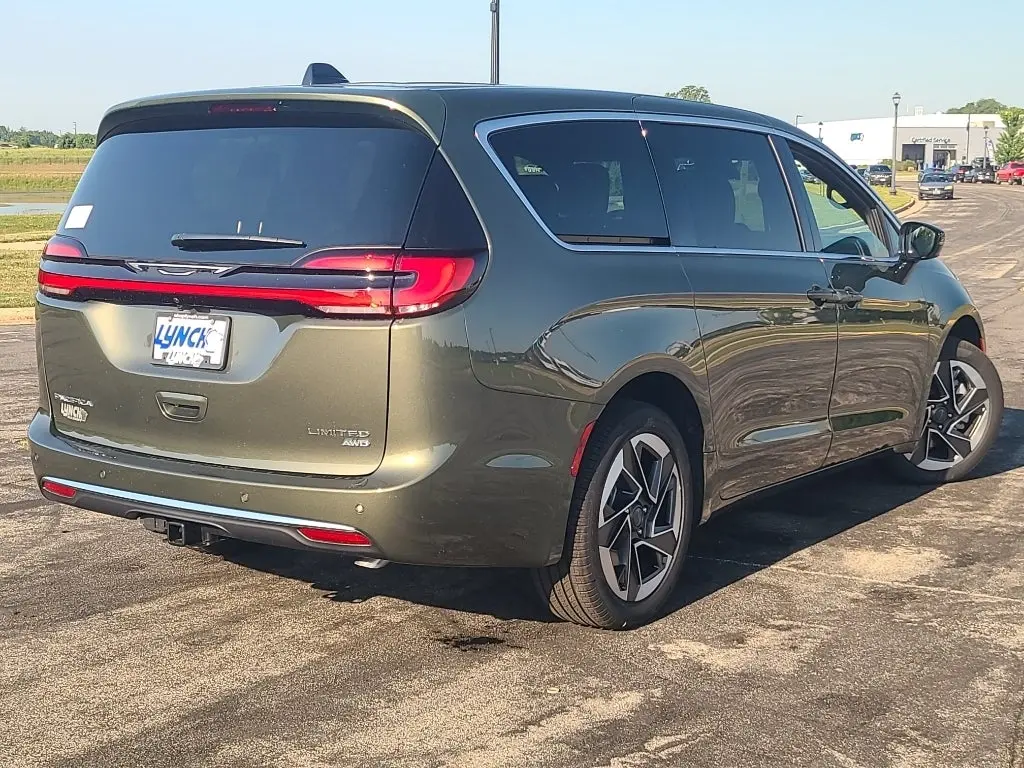 2027 Chrysler Pacifica Limited AWD photo 4