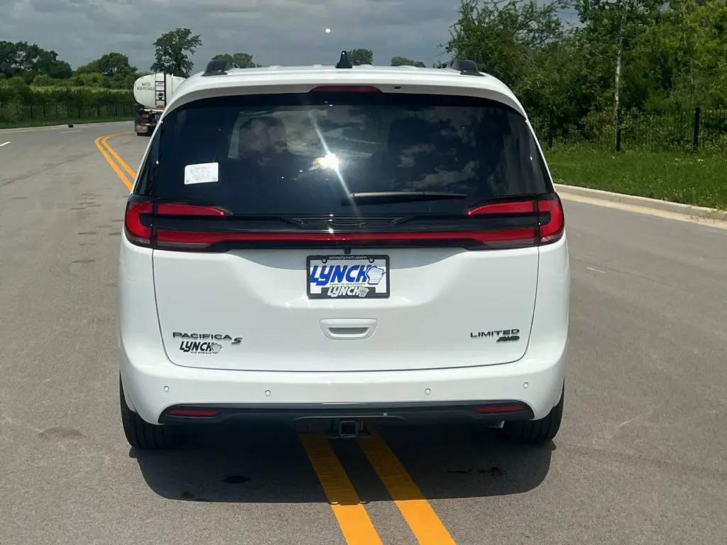 2027 Chrysler Pacifica Limited AWD photo 3