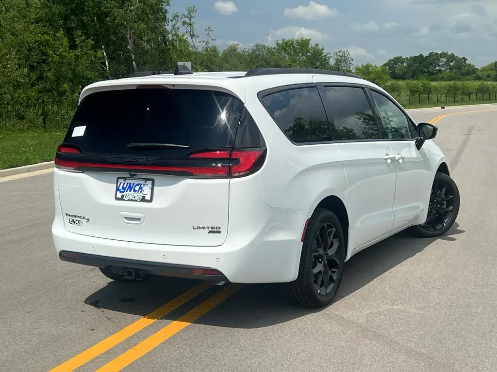 2027 Chrysler Pacifica Limited AWD photo 4