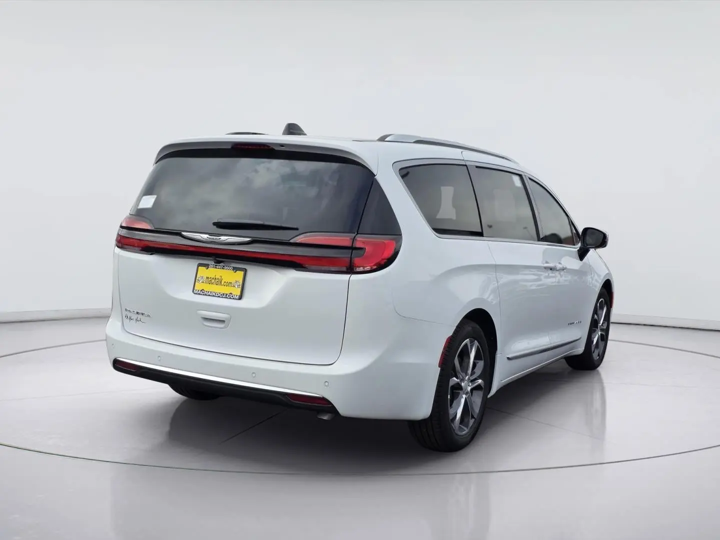 2026 Chrysler Pacifica Pinnacle photo 3