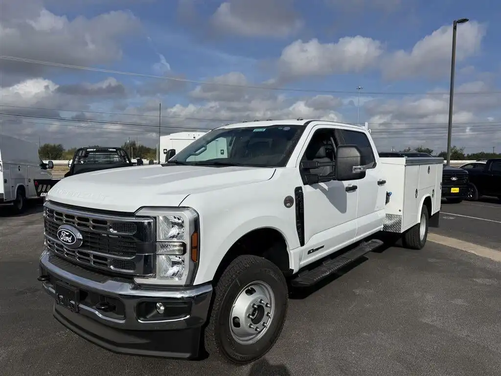 2027 Ford F-350 XL 4WD Crew Cab DRW 179 in's photo