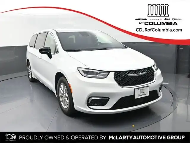 2026 Chrysler Pacifica Select's photo