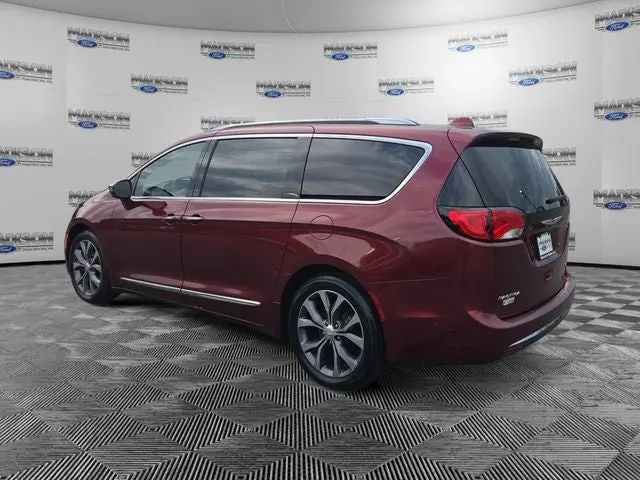 2017 Chrysler Pacifica Limited photo 3