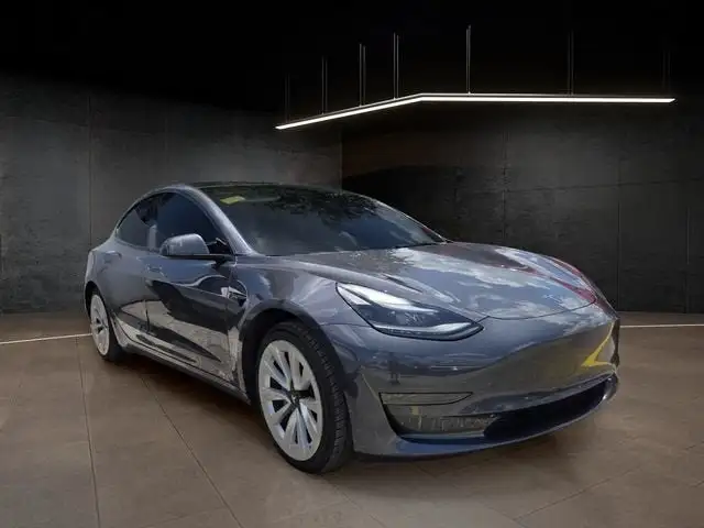 2022 Tesla Model 3 Standard Range Plus's photo