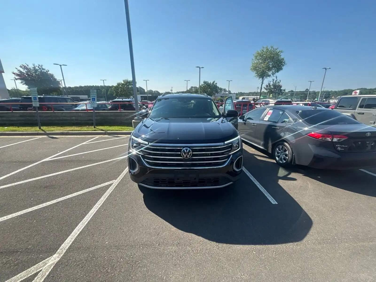 2024 Volkswagen Atlas 2.0T SE w/Tech 4MOTION's photo