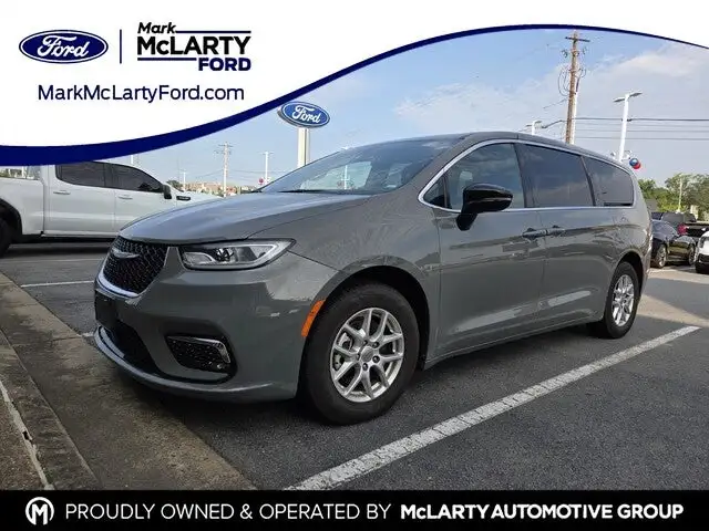 2025 Chrysler Pacifica Select's photo