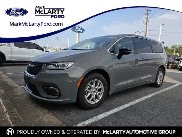 2025 Chrysler Pacifica Select's photo