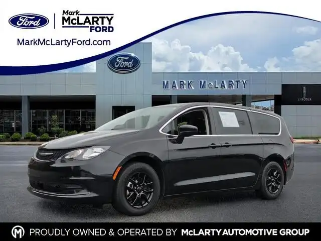 2022 Chrysler Voyager LX's photo