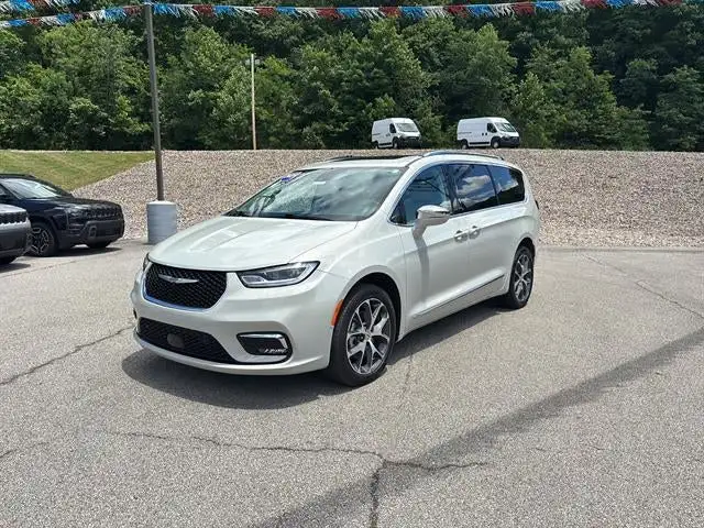 2021 Chrysler Pacifica Limited's photo
