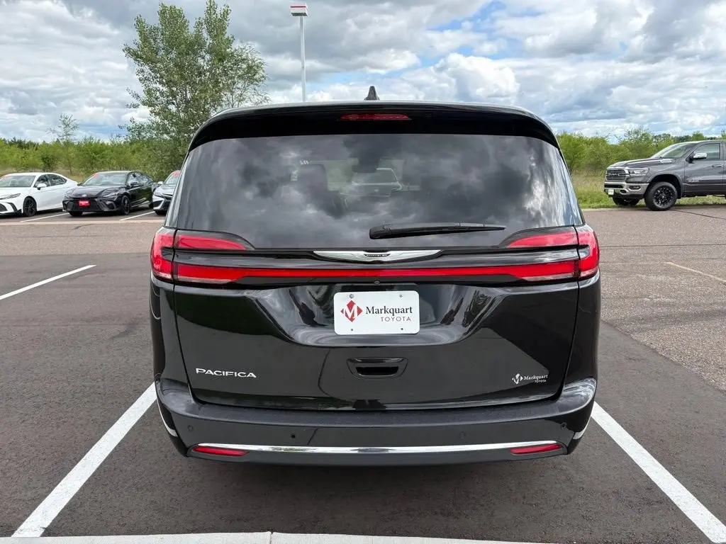 2023 Chrysler Pacifica Touring L photo 3