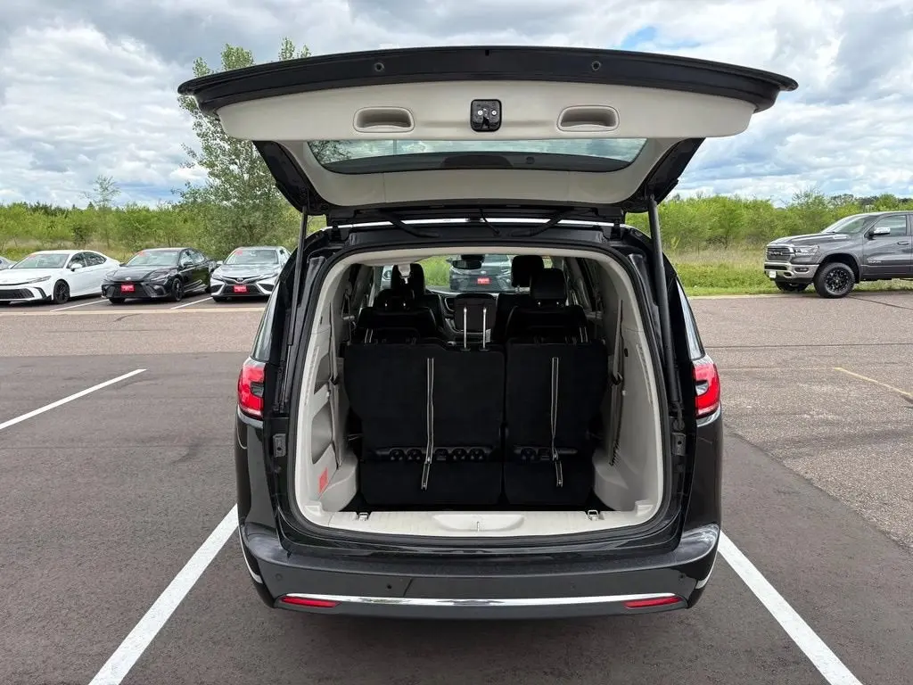 2023 Chrysler Pacifica Touring L photo 4