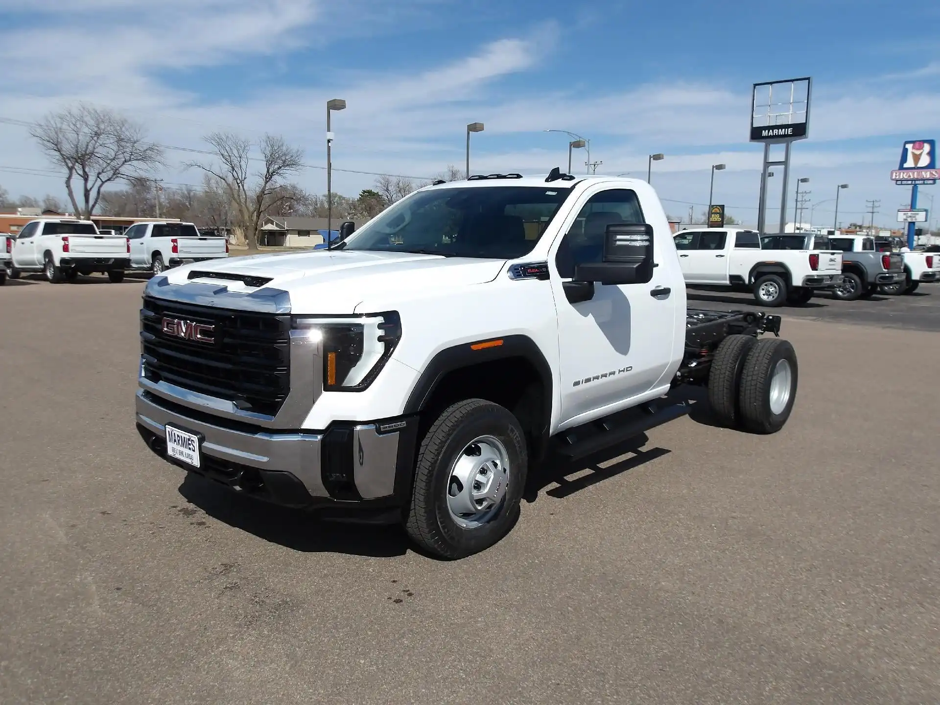 2026 GMC Sierra 4WD Regular Cab Chassis LWB Pro's photo