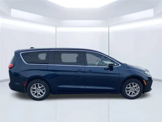 2025 Chrysler Pacifica Select photo 5