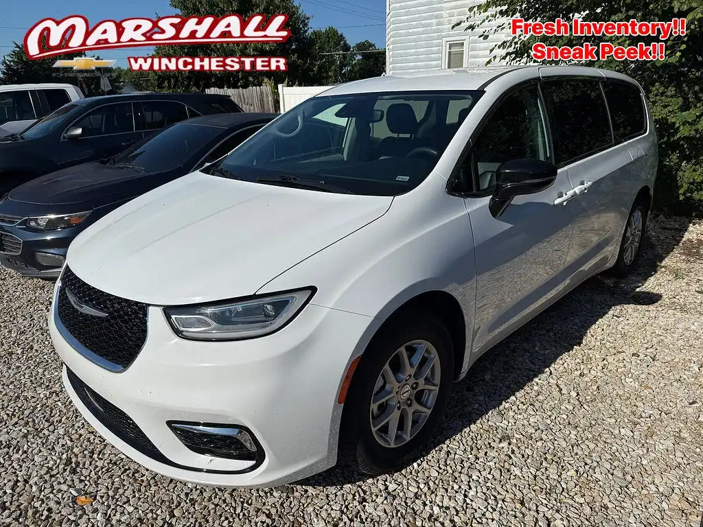 2024 Chrysler Pacifica Touring L's photo