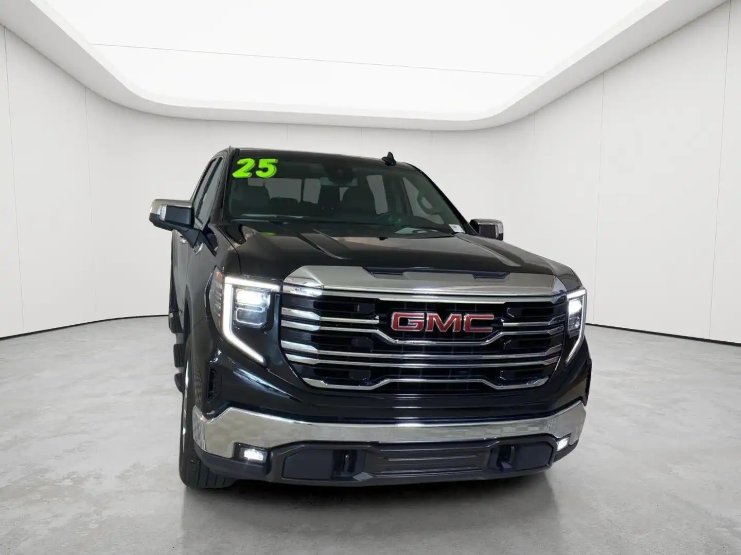 2025 GMC Sierra 4WD Crew Cab Standard Box SLT's photo