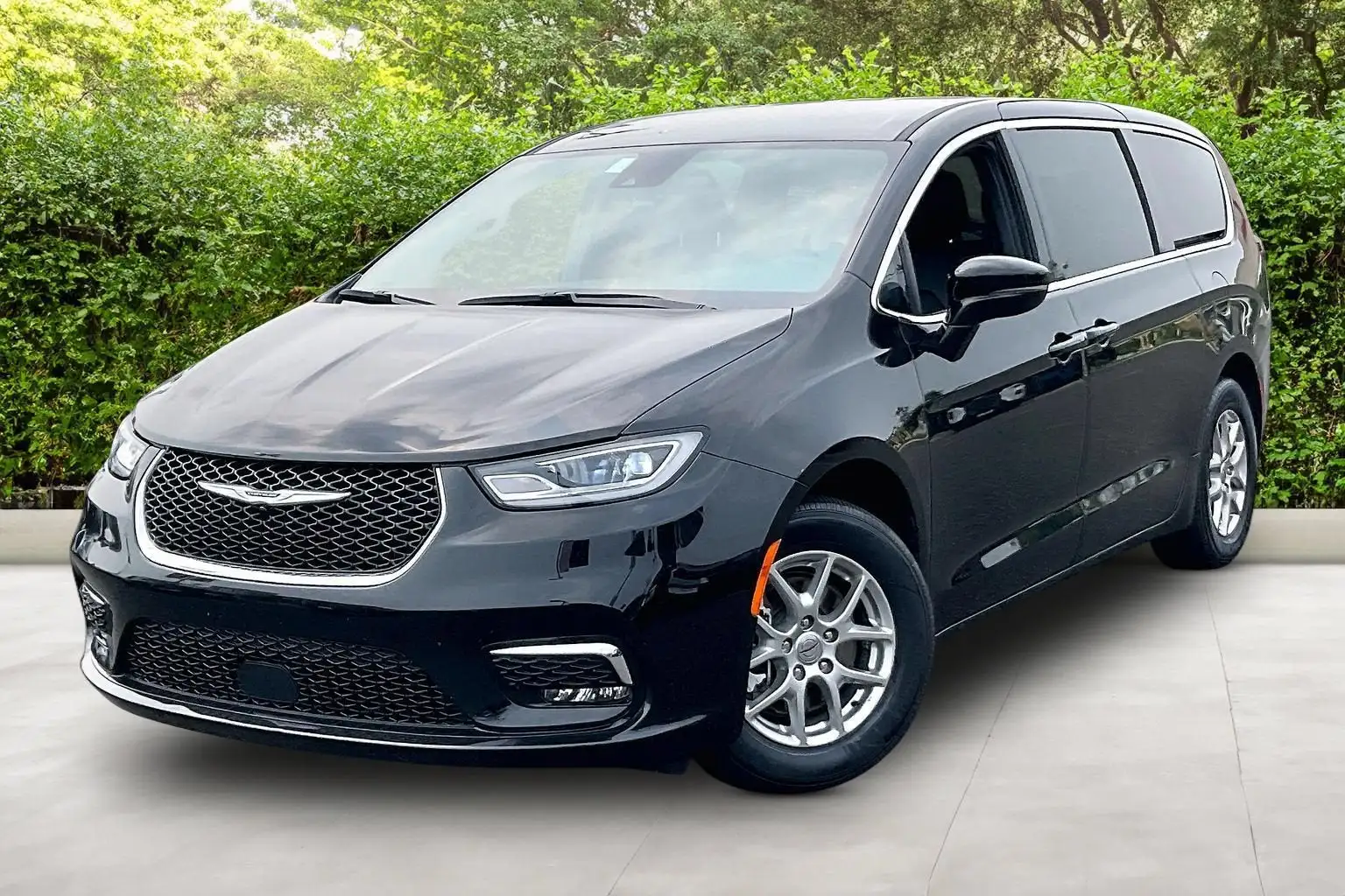 2025 Chrysler Pacifica Select's photo