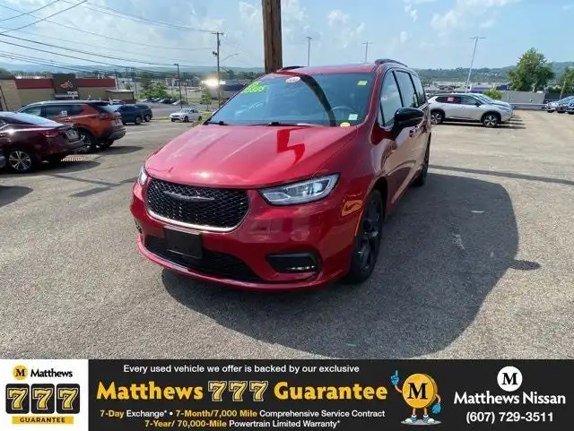 2025 Chrysler Pacifica Limited's photo