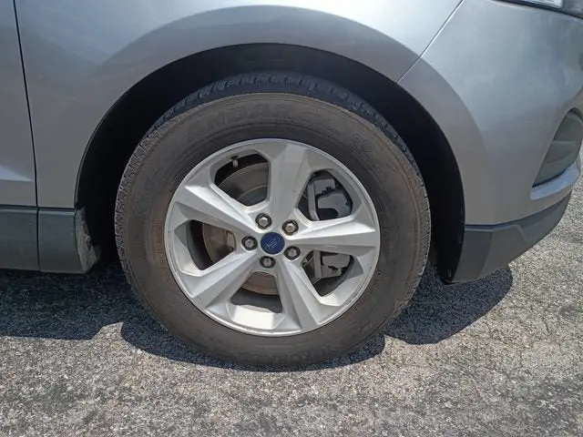 2021 Ford Edge SE AWD photo 3