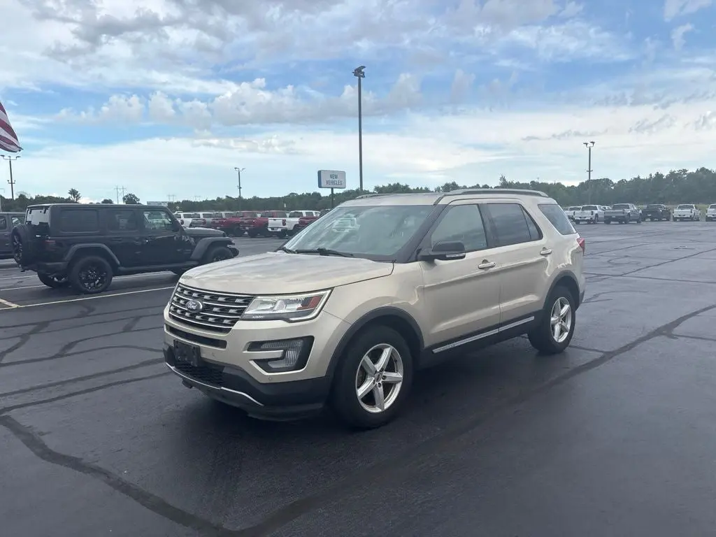 2017 Ford Explorer XLT 4WD photo 4