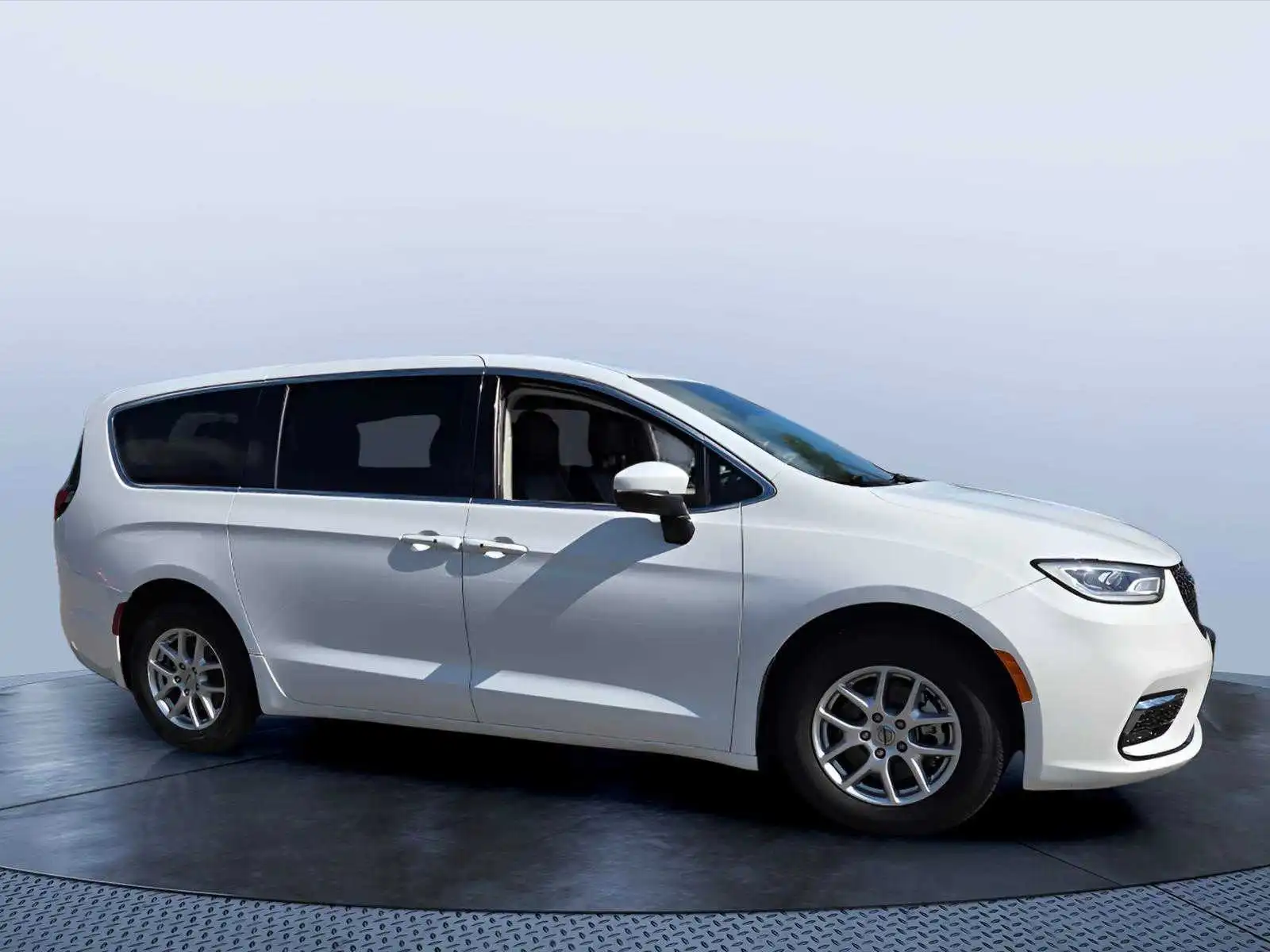 2023 Chrysler Pacifica Touring L's photo