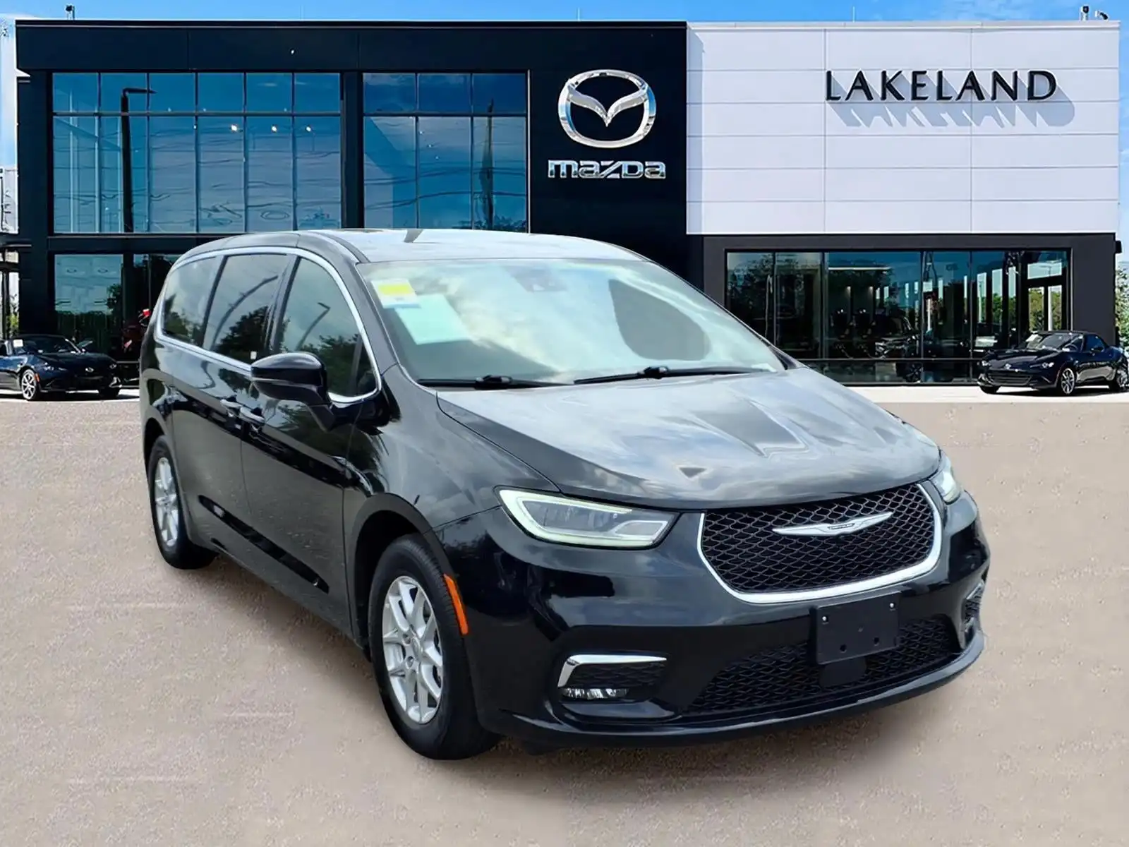 2025 Chrysler Pacifica Select's photo