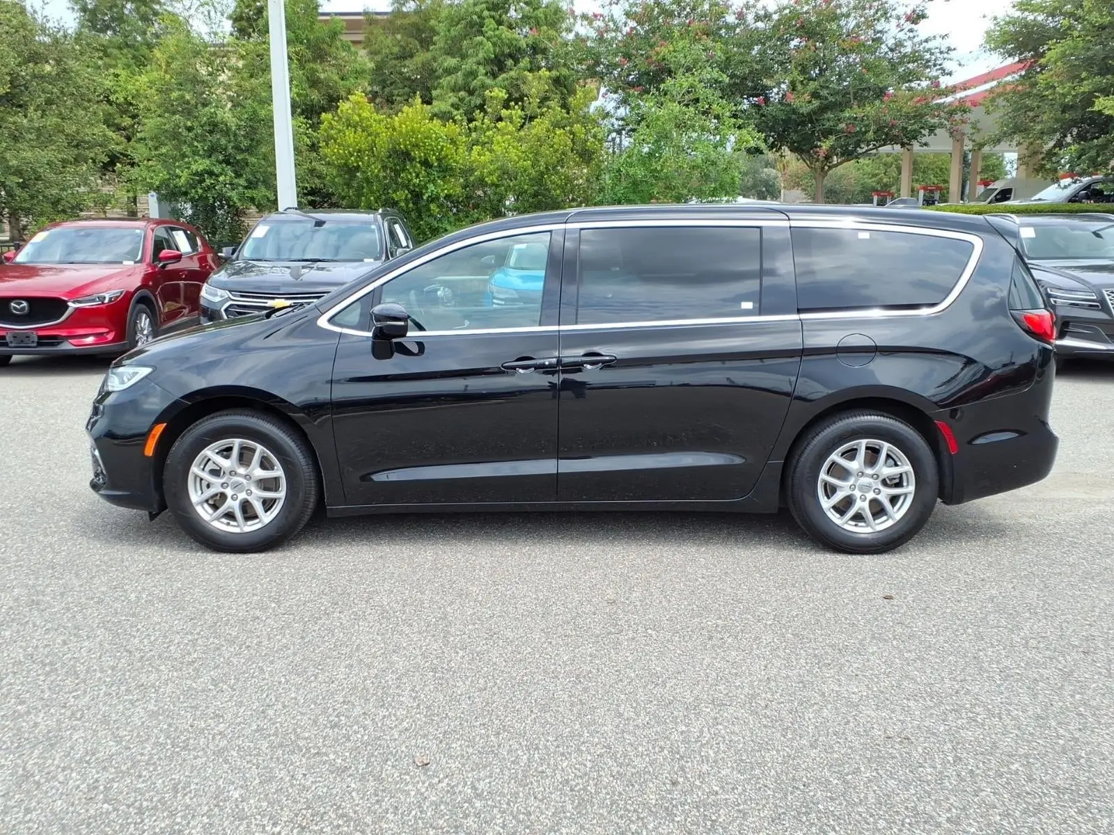 2025 Chrysler Pacifica Select photo 4